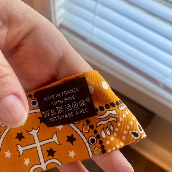 Hermes Rare Collector Scarf Silk Twilly
Entre Ciel Et Mer Bandana Pattern Orange - Picture 10 of 13